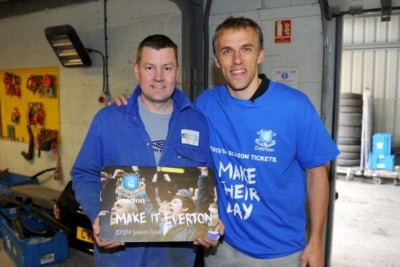 Έβερτον: Η έκπληξη… ανθρωπιάς του Νέβιλ σε οπαδό (photos)