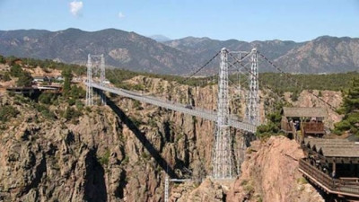 Νεκροί και τραυματίες από κατάρρευση κρεμαστής γέφυρας