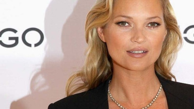 H Kate Moss ποζάρει ολόγυμνη...