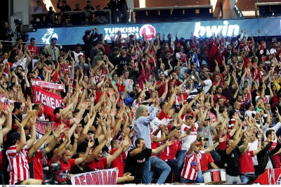 Ολυμπιακός: Φωτογραφίες από την ερυθρόλευκη κερκίδα στο Λονδίνο