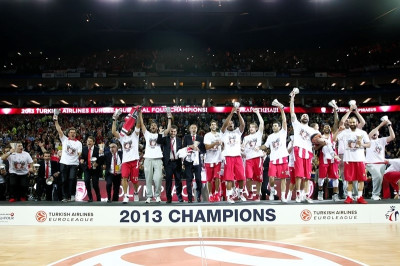 Ολυμπιακός: Πανηγύρισε και ο Μέσι το τρόπαιο! (video)