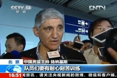 Κίνα: Χαμός για Γιαννάκη στο αεροδρόμιο (video)