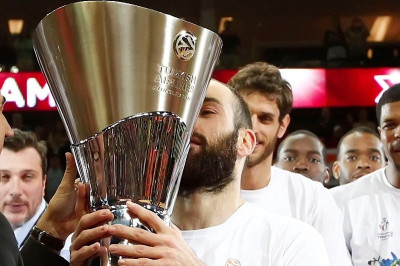 Ολυμπιακός: Τα… φιλιά στο τρόπαιο (videos)