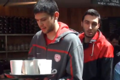 Ολυμπιακός: Ο Παπανικολάου σε ρόλο… σερβιτόρου (video)