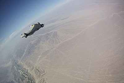 Αρχαία σημάδια και πτήσεις με wingsuit (video)