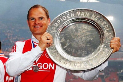 Άγιαξ: Ανανέωσε ο Ντε Μπουρ