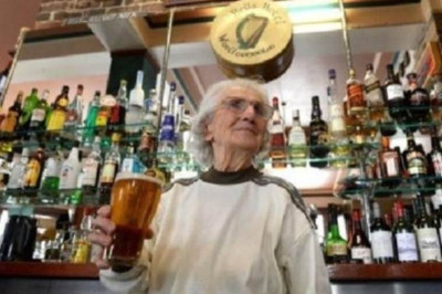 Δείτε τηv γηραιότερη μπαργούμαν του κόσμου!