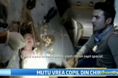 Αντριάν Μούτου: Υιοθετεί το μωρό που σώθηκε από σωλήνα αποχέτευσης (photos+video)