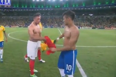 Βραζιλία – Αγγλία: Αντάλλαξαν φανέλες Νεϊμάρ και Τσάμπερλεϊν (video)