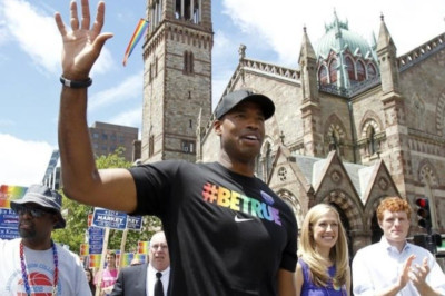 Σε παρέλαση ομοφυλόφιλων ο Τζέισον Κόλινς