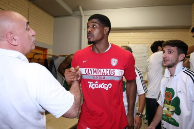 Ολυμπιακός-Παναθηναϊκός: Το Fair Play του Χάινς (photos)