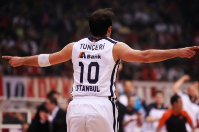 Αναντολού Εφές: Παρελθόν τρεις Τούρκοι