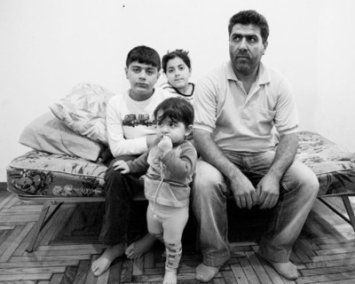 Πώς ζει σήμερα σε ένα δυάρι μια πολύτεκνη οικογένεια προσφύγων από τη Συρία;