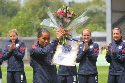 Εθνική Αγγλίας: Η γυναίκα παίκτρια που ξεπερνά θρυλικό τερματοφύλακα (photos+video)