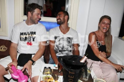 Τα… κουμπαράκια στην Μύκονο