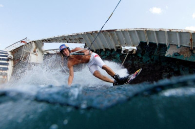 Waterski σε ένα από τα πλέον φημισμένα ναυάγια της Ελλάδας (photos)