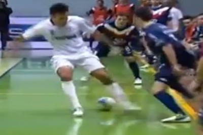 Futsal: Απίστευτη ντρίπλα κάτω από τα πόδια! (video)