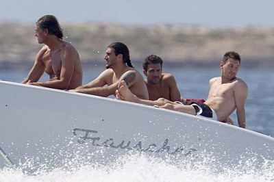 Μπαρτσελόνα: Ηλιοθεραπεία ο Μέσι, τζετ σκι ο Φάμπρεγας (photos)