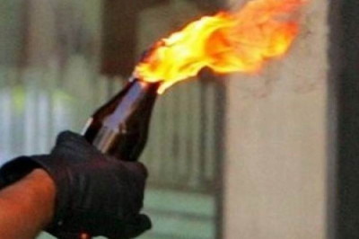 Πέταξαν μολότοφ στο μπαλκόνι του!
