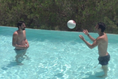 Μπαρτσελόνα: Κεφαλιές στην πισίνα ο Φάμπρεγας! (video)