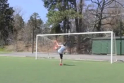 Η γυναίκα που βάζει τα… γυαλιά σε επαγγελματίες ποδοσφαιριστές (video)