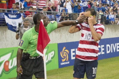 ΗΠΑ: Βρήκε γυαλιά ηλίου μέσα στο γήπεδο ο Ντόνοβαν! (video)