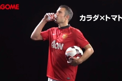 Μάντσεστερ Γιουνάιτεντ: Ντομάτες… για φαν Πέρσι, Κάρικ, Γκιγκς και Καγκάβα! (photos+video)