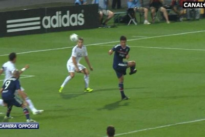 Λιόν: Έβαλε το γκολ του αιώνα χωρίς να… βλέπει! (video)