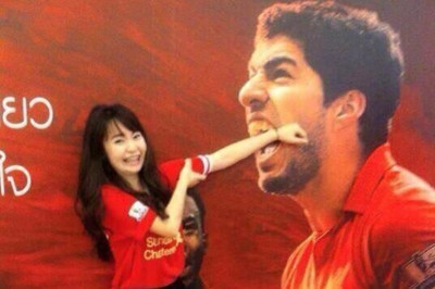 Λίβερπουλ: «Δάγκωσε» Ασιάτισσα ο Σουάρεζ! (photo)