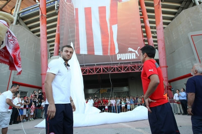 Ολυμπιακός: Τα αποκαλυπτήρια της τετράστερης φανέλας (video)