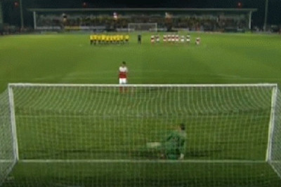 Φούλαμ: Όταν ο τερματοφύλακας βάζει… πλάτη (video)