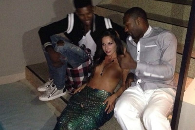 ΝΒΑ: Αρίνας και Γιανγκ γύρω από μια γυμνόστηθη… γοργόνα! (photos+video)