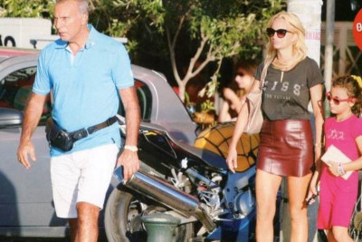 Νίκος Γκάλης: Κυριακάτικη βόλτα με τις γυναίκες της ζωής του!