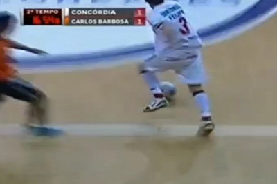 Βραζιλία: Η... ντρίμπλα είναι ζάλη! (video)