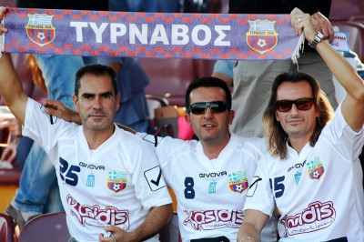 Τύρναβος: Μοίρασε προσκλήσεις σε μαθητές