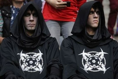 Δείτε βίντεο με τους... μαυροφορεμένους άνδρες του ποδοσφαίρου (photos+videos)