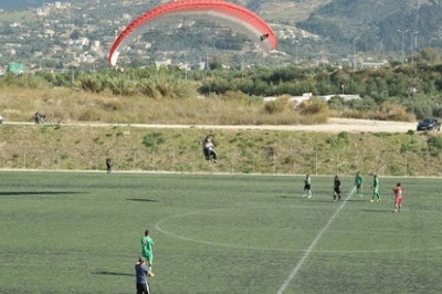 Πρόεδρος πέφτει στο γήπεδο με... αλεξίπτωτο (Video)