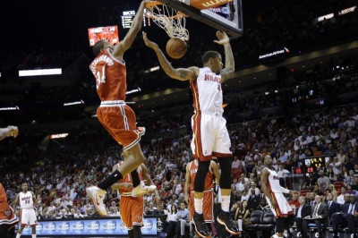 Μαϊάμι Χιτ: Διέλυσαν τους Μπακς, 11 πόντους ο Αντετοκούμπο (video)