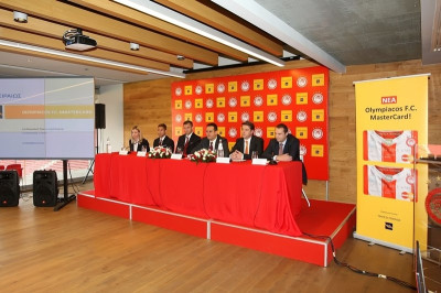 Ολυμπιακός: Παρουσιάστηκε η «ερυθρόλευκη» κάρτα της Τράπεζας Πειραιώς (video)
