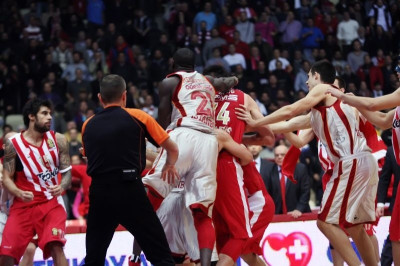 Ολυμπιακός - Γαλατά: Ξύλο… και των γονέων, καμπάνα για παίκτες και ΣΕΦ (videos+photos)