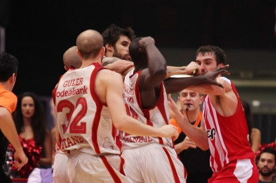 Ολυμπιακός – Γαλατάσαραϊ: Οι μπουνιές στο ΣΕΦ και η τιμωρία (videos)