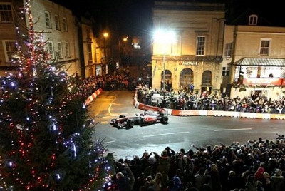 ΜακΛάρεν: Χριστουγεννιάτικη επίδειξη για Μπάτον (photos+video)