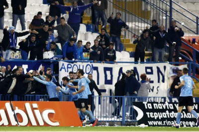 Η πινακίδα με τα γάντια και η κίτρινη