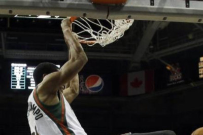 Μπλοκάρει, τρέχει και καρφώνει ο Αντετοκούμπο