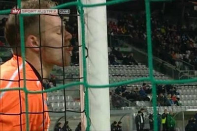 Αυστρία: Τερματοφύλακας έγλειψε το δοκάρι! (photos)