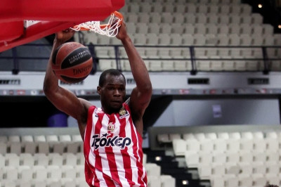 Ολυμπιακός: Και κόβει και καρφώνει ο Πέτγουεϊ (video)