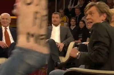 «Πετάχτηκαν» τα μάτια του Τραπατόνι έξω με τις γυμνές διαδηλώτριες (photos+video)