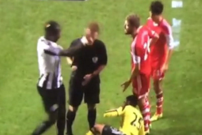 Νιούκαστλ: Έχωσε… μπουνιά στον διαιτητή ο Σισοκό! (video)