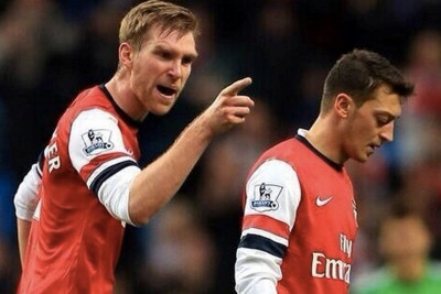 Άρσεναλ: Τις… έβρεξε στον Οζίλ ο Μερτεσάκερ (video)