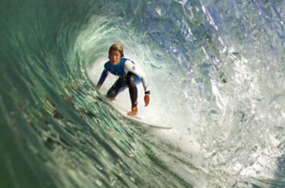 O κορυφαίος σέρφερ είναι μόλις 14 ετών! (βίντεο)